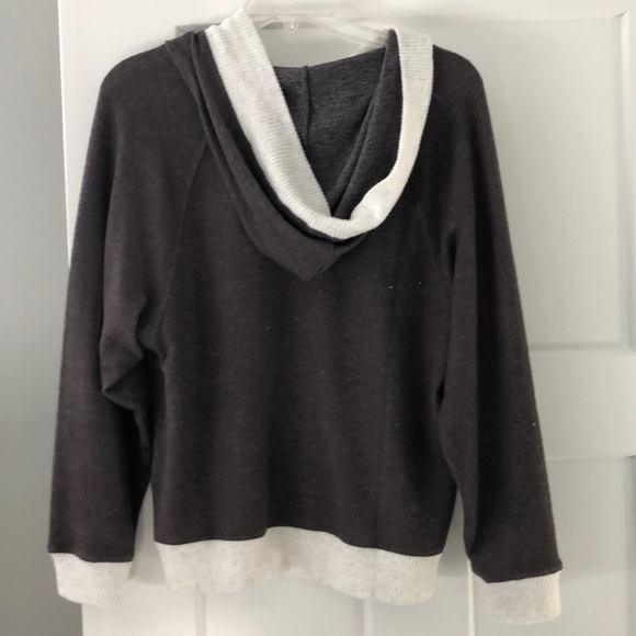 Hooded lightweight sweater - Picture 2 of 2